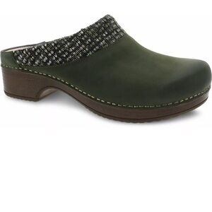 Dansko Bev Burnished Nubuck Leather Black
Sweater Trim Mule Clog Sz 9.5